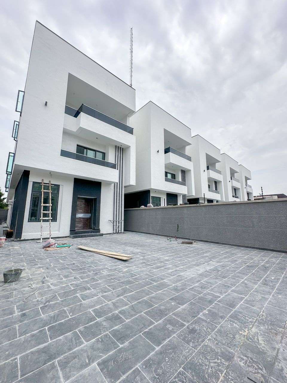 5 BEDROOM CONTEMPORARY DETACHED DUPLEX FOR SALE