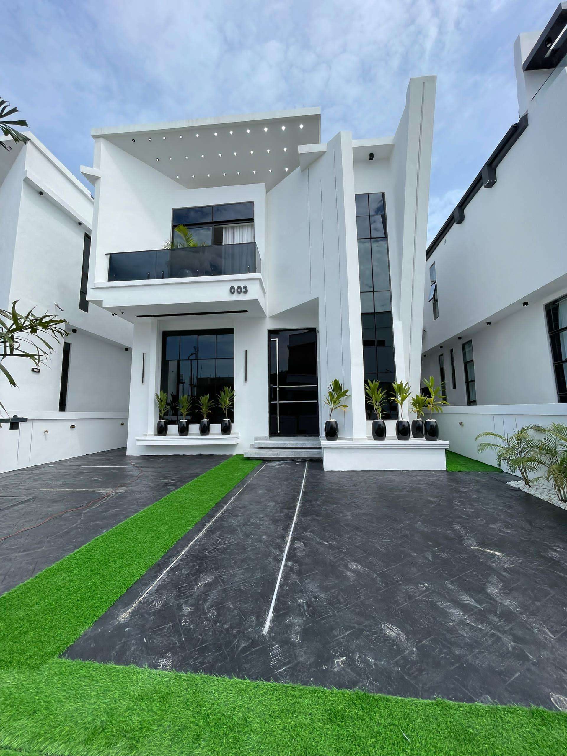 Contemporary 5 Bedroom Fully Detached Duplex For Sale / Chevron