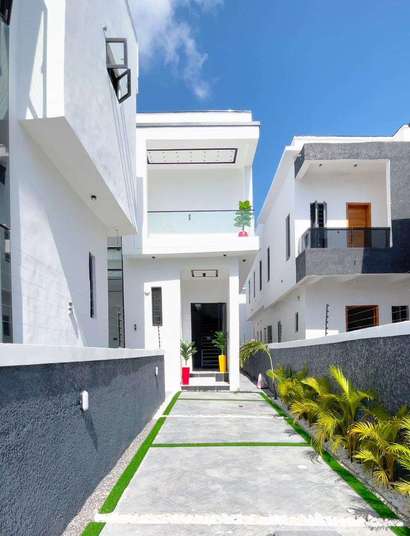 Luxury 4 Bedroom Fully Detached Duplex For Sale